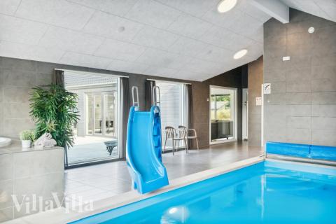 Das Ferienhaus 579 hat einen schicken Poolbereich mit Wasserrutsche, einem geräumigen, eingelassenen Whirlpool und einer Sauna.
