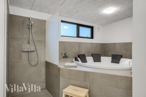 Genießen Sie den warmen Whirlpool im Luxusferienhaus Nr. 581 in Ostjütland