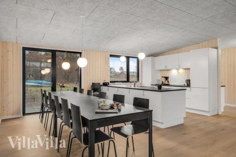 Der große, lichtdurchflutete Aufenthaltsraum im Luxusferienhaus Nr. 581 für 16.