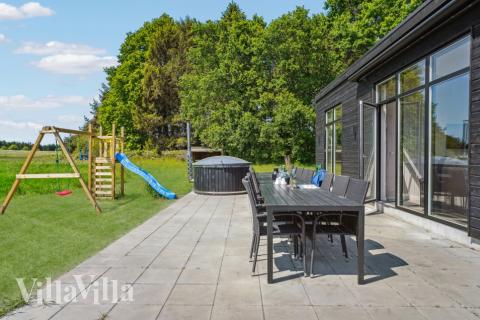 Auf der Terrasse des Ferienhauses Nr. 581 ist Platz für 16 Personen.