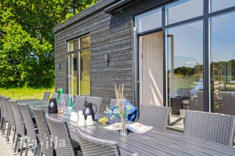 Genießen Sie einen Grillabend auf der Terrasse des Luxusferienhauses Nr. 581 in Ostjütland
