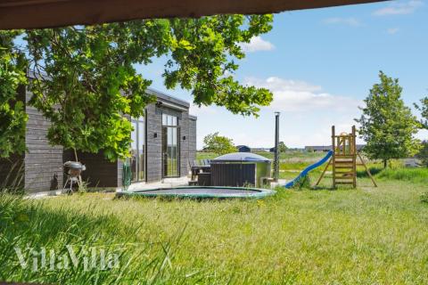 Zu dem attraktiven Ferienhaus Nr. 581 in Ostjütland gehört auch ein tolles Angebot im Außenbereich, z. B. Spieleturm und Schaukeln