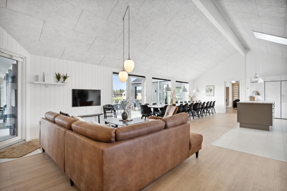 Die Couch im Luxusferienhaus Nr. 583 in Westjütland lädt zu Gesellschaftsspielen oder zu Kinoabenden ein.