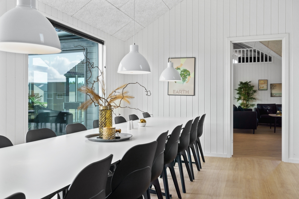 Der große, lichtdurchflutete Aufenthaltsraum im Luxusferienhaus Nr. 583 für 24.