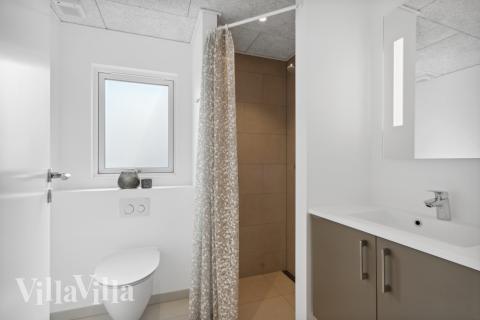 Eines der Badezimmer im Luxusferienhaus Nr. 583