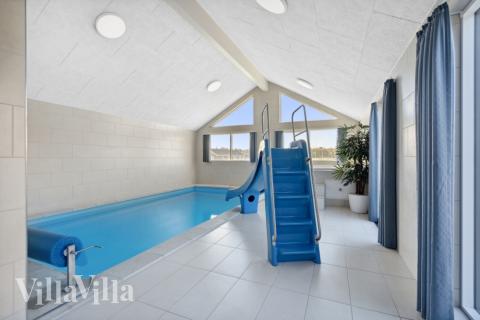 Das Ferienhaus 583 hat einen schicken Poolbereich mit Wasserrutsche, einem geräumigen, eingelassenen Whirlpool und einer Sauna.