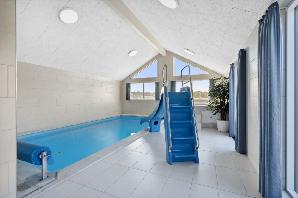 Das Ferienhaus 583 hat einen schicken Poolbereich mit Wasserrutsche, einem geräumigen, eingelassenen Whirlpool und einer Sauna.