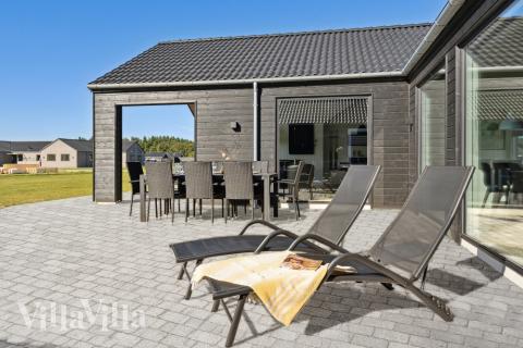 Auf der Terrasse des Ferienhauses Nr. 583 ist Platz für 24 Personen.