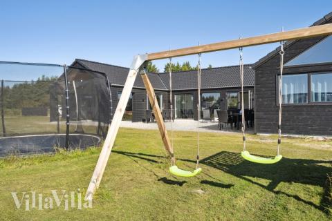 Zu dem attraktiven Ferienhaus Nr. 583 in Westjütland gehört auch ein tolles Angebot im Außenbereich, z. B. Spieleturm und Schaukeln