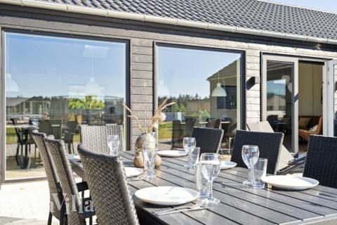 Genießen Sie einen Grillabend auf der Terrasse des Luxusferienhauses Nr. 583 in Westjütland