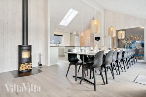 Der große, lichtdurchflutete Aufenthaltsraum im Luxusferienhaus Nr. 601 für 18.