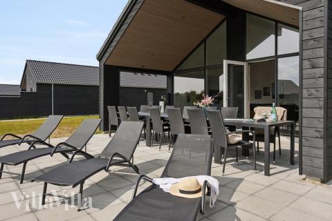 Auf der Terrasse des Ferienhauses Nr. 601 ist Platz für 18 Personen.