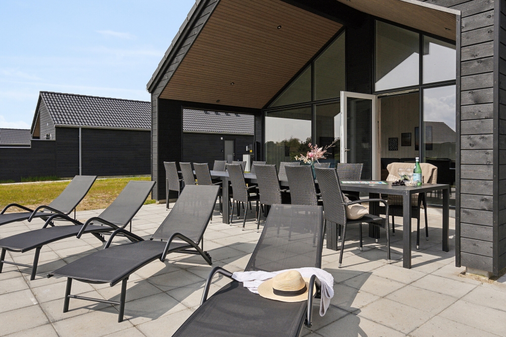 Auf der Terrasse des Ferienhauses Nr. 601 ist Platz für 18 Personen.