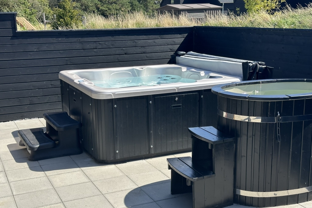 Genießen Sie den warmen Whirlpool im Luxusferienhaus Nr. 601 in Südjütland