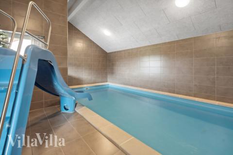 Das Ferienhaus 591 hat einen schicken Poolbereich mit Wasserrutsche, einem geräumigen, eingelassenen Whirlpool und einer Sauna.