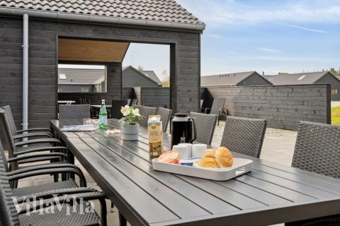 Das Luxusferienhaus Nr. 591 hat eine tolle Terrasse, die mit hochwertigen Gartenmöbeln für 20 Personen ausgestattet ist.