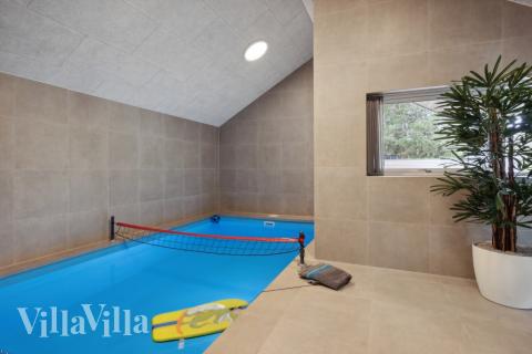 Das Ferienhaus 593 hat einen schicken Poolbereich mit Wasserrutsche, einem geräumigen, eingelassenen Whirlpool und einer Sauna.