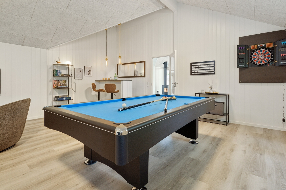 Neben den vielen schönen Stunden, die man im Poolbereich des Hauses verbringen kann, bietet das Luxusferienhaus 593 auch Spielevergnügen bei Billard/Tischtennis und Darts