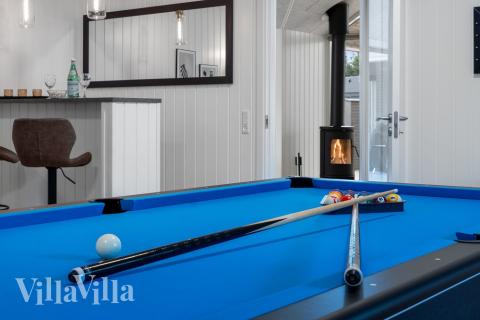 Das Luxusferienhaus 593 für 14 Personen hat einen großen Aktivitätsraum mit u. a. Billard und Darts