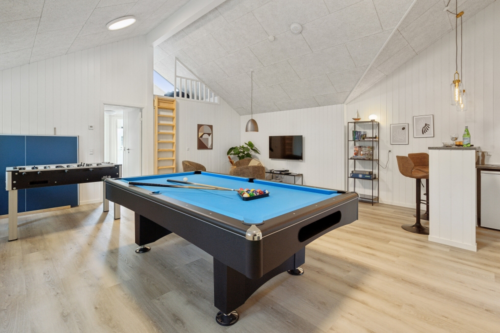 Das Luxusferienhaus 593 für 14 Personen hat einen großen Aktivitätsraum mit u. a. Billard und Darts