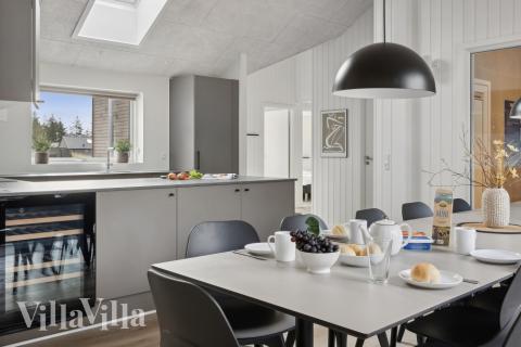 Der große, lichtdurchflutete Aufenthaltsraum im Luxusferienhaus Nr. 593 für 14.