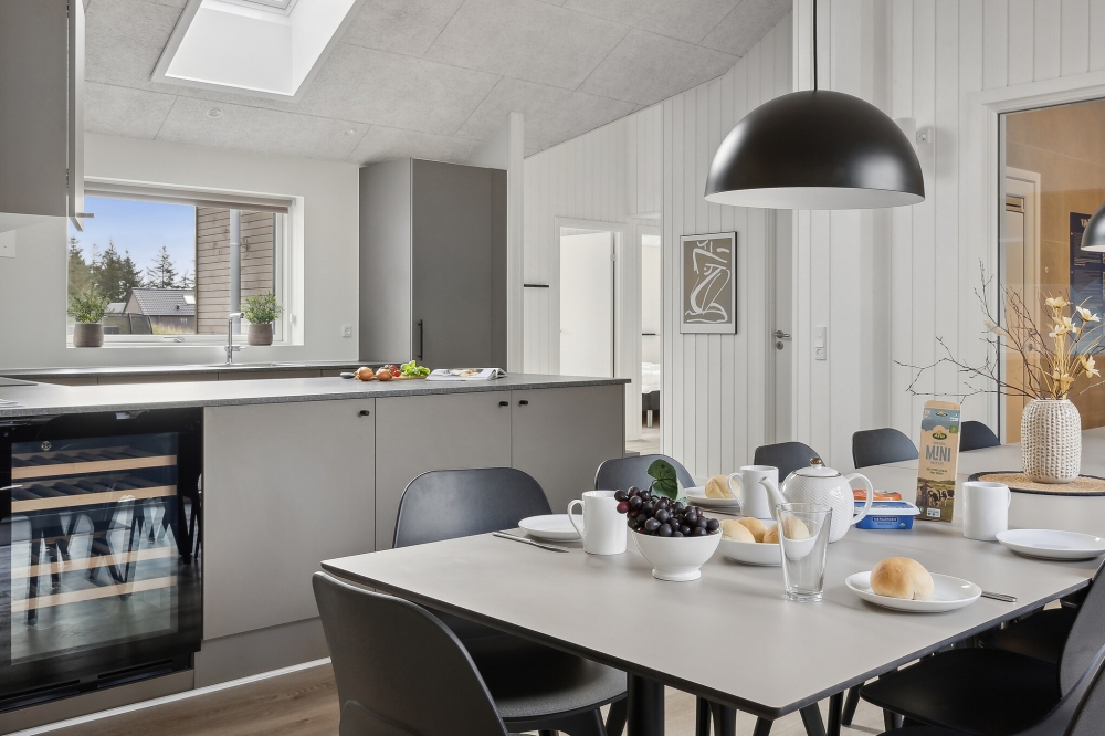 Der Aufenthaltsraum bietet Platz für 14 Personen, wenn ihr das Ferienhaus 593 in Südjütland besucht.
