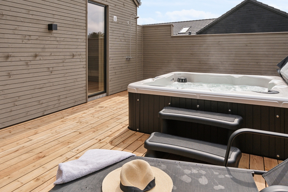 Zu dem attraktiven Ferienhaus Nr. 593 in Südjütland gehört auch ein tolles Angebot im Außenbereich, z. B. Spieleturm und Schaukeln