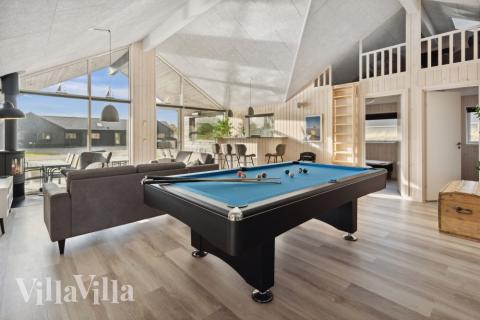 Das Luxusferienhaus 594 für 20 Personen hat einen großen Aktivitätsraum mit u. a. Billard und Darts