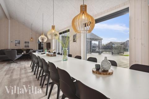 Der große, lichtdurchflutete Aufenthaltsraum im Luxusferienhaus Nr. 594 für 20.