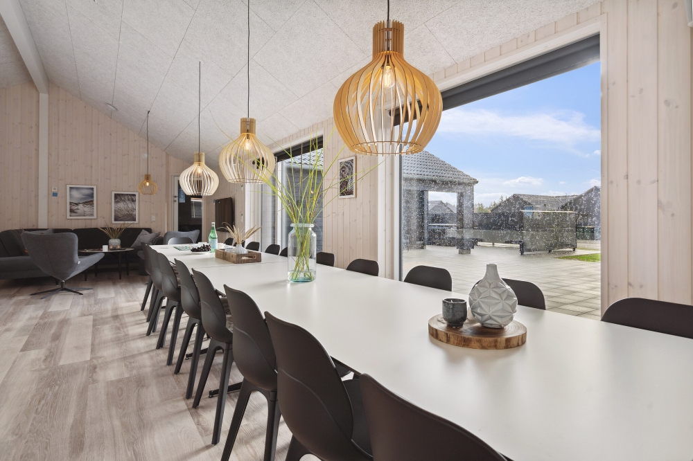 Der große, lichtdurchflutete Aufenthaltsraum im Luxusferienhaus Nr. 594 für 20.