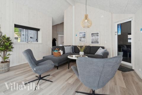Die Couch im Luxusferienhaus Nr. 594 in Südjütland lädt zu Gesellschaftsspielen oder zu Kinoabenden ein.