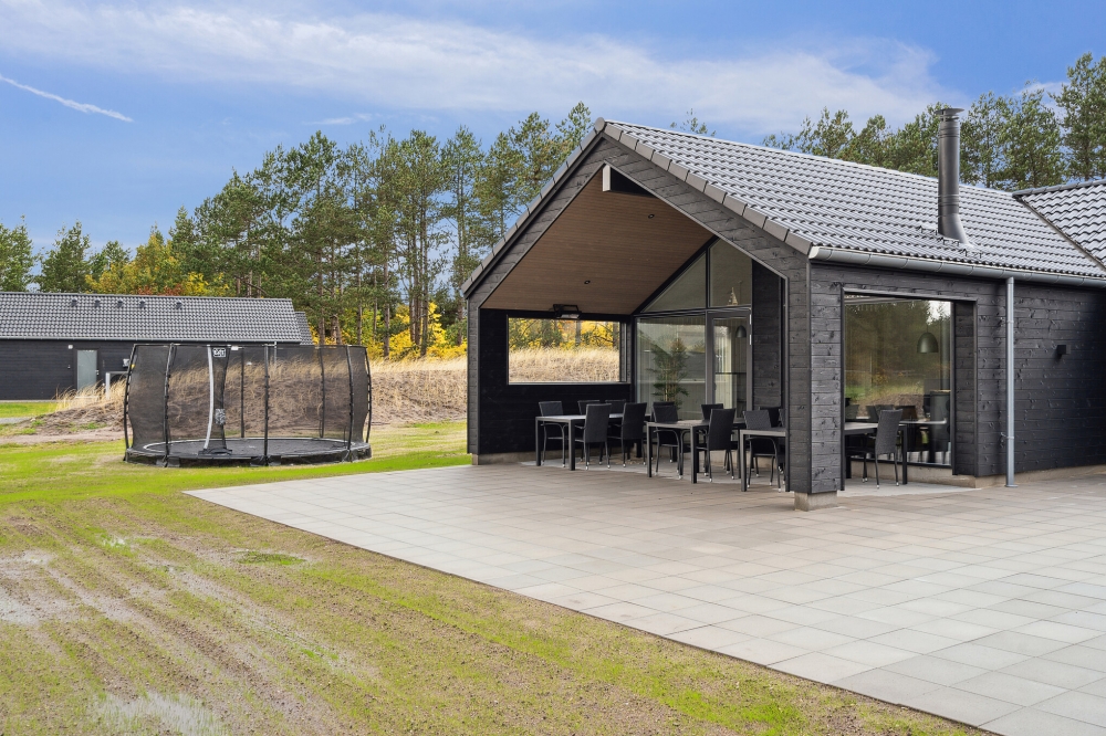 Zu dem attraktiven Ferienhaus Nr. 594 in Südjütland gehört auch ein tolles Angebot im Außenbereich, z. B. Spieleturm und Schaukeln
