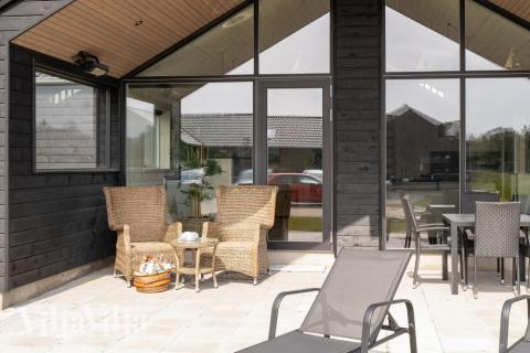 Genießen Sie einen Grillabend auf der Terrasse des Luxusferienhauses Nr. 594 in Südjütland