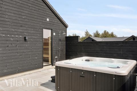 Genießen Sie den warmen Whirlpool im Luxusferienhaus Nr. 594 in Südjütland