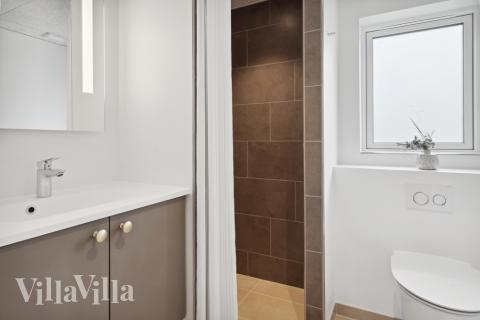 Im Luxusferienhaus Nr. 596 für 20 Personen gibt es Bad mit Dusche.