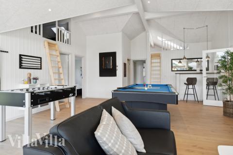 Das Luxusferienhaus 596 für 20 Personen hat einen großen Aktivitätsraum mit u. a. Billard und Darts