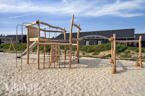 Zu dem attraktiven Ferienhaus Nr. 596 in Südjütland gehört auch ein tolles Angebot im Außenbereich, z. B. Spieleturm und Schaukeln