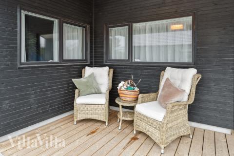 Auf der Terrasse des Ferienhauses Nr. 596 ist Platz für 20 Personen.