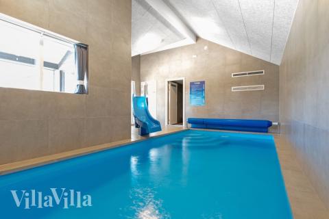 Das Ferienhaus 597 hat einen schicken Poolbereich mit Wasserrutsche, einem geräumigen, eingelassenen Whirlpool und einer Sauna.