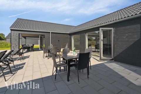 Auf der Terrasse des Ferienhauses Nr. 598 ist Platz für 20 Personen.