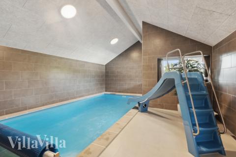 Das Ferienhaus 598 hat einen schicken Poolbereich mit Wasserrutsche, einem geräumigen, eingelassenen Whirlpool und einer Sauna.