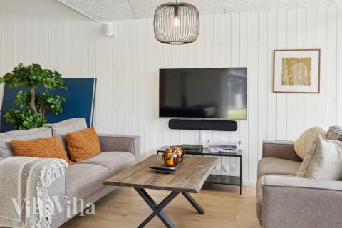 Die Couch im Luxusferienhaus Nr. 598 in Südjütland lädt zu Gesellschaftsspielen oder zu Kinoabenden ein.
