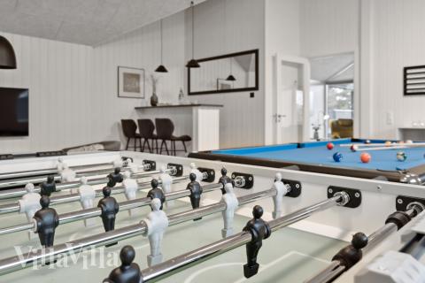 Das Luxusferienhaus 599 für 16 Personen hat einen großen Aktivitätsraum mit u. a. Billard und Darts