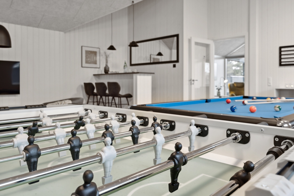 Das Luxusferienhaus 599 für 16 Personen hat einen großen Aktivitätsraum mit u. a. Billard und Darts