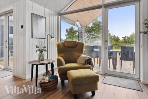 Die Couch im Luxusferienhaus Nr. 599 in Südjütland lädt zu Gesellschaftsspielen oder zu Kinoabenden ein.