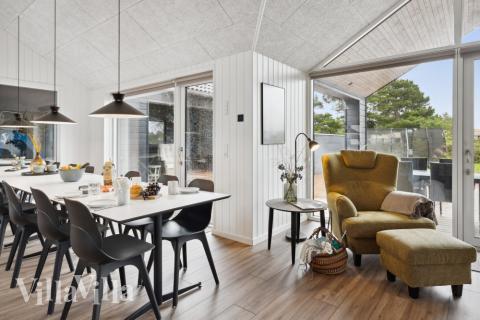 Der große, lichtdurchflutete Aufenthaltsraum im Luxusferienhaus Nr. 599 für 16.