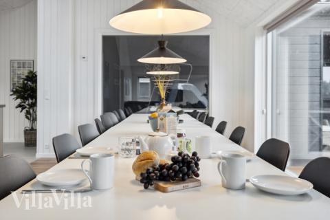 Der Aufenthaltsraum bietet Platz für 16 Personen, wenn ihr das Ferienhaus 599 in Südjütland besucht.