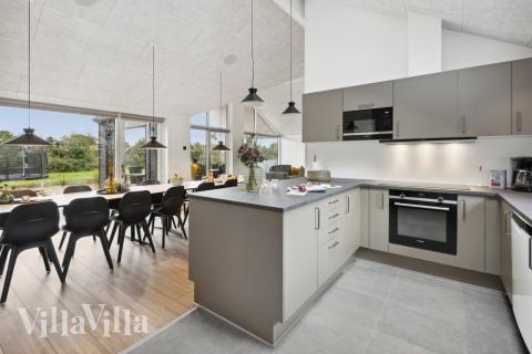 Die Küche in dem Luxusferienhaus Nr. 599 ist so gut ausgestattet, dass man problemlos Mahlzeiten für 16 Personen zubereiten kann.