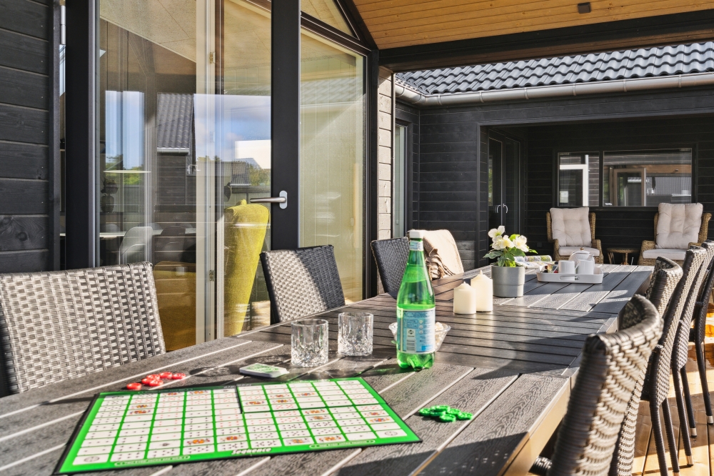Auf der Terrasse des Ferienhauses Nr. 599 ist Platz für 16 Personen.
