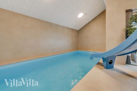 Das Ferienhaus 599 hat einen schicken Poolbereich mit Wasserrutsche, einem geräumigen, eingelassenen Whirlpool und einer Sauna.